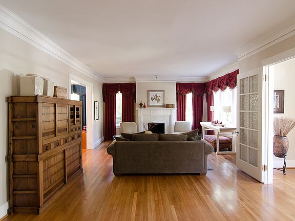 large living room- great for entertaining