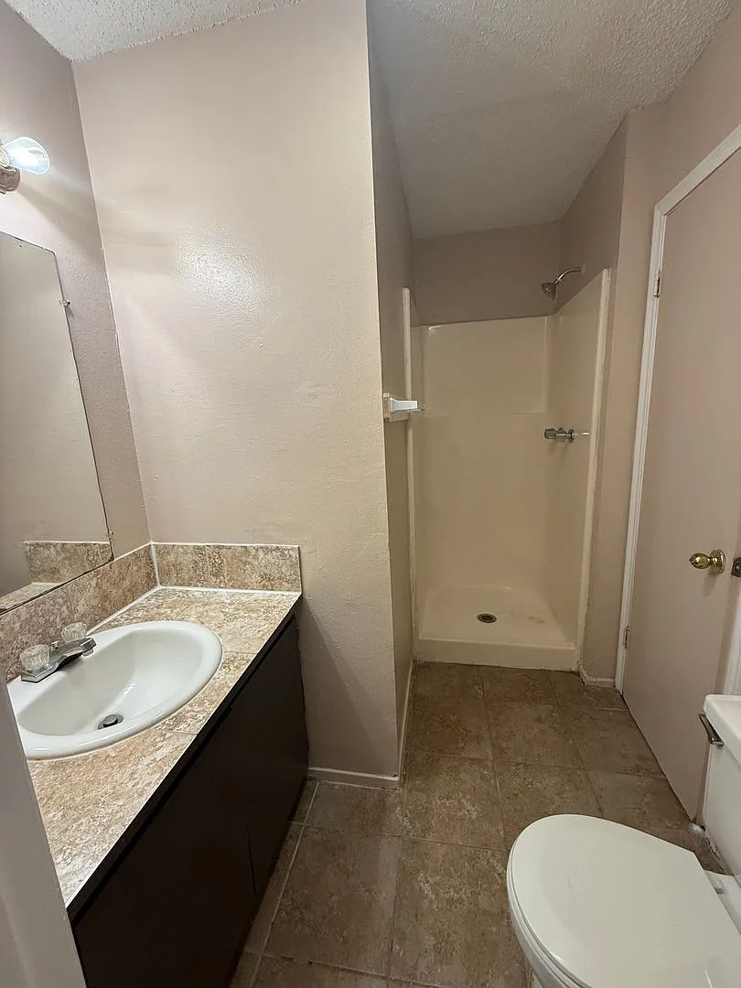 Move in special - 2 bedroom 2 bath town home in a gated community — Photo 4