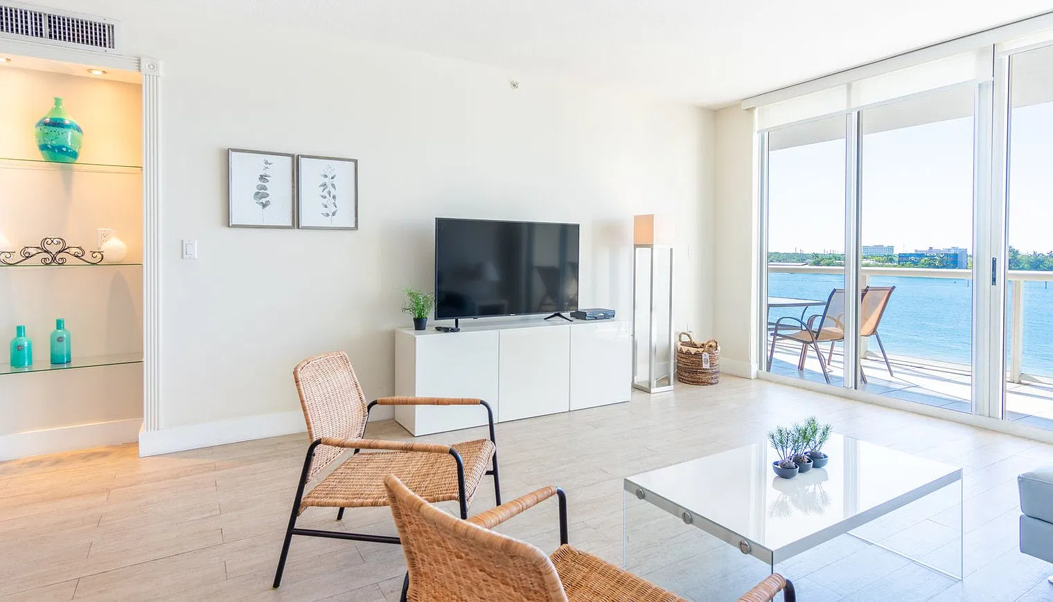 2 bed, 2.0 bath, 1302 sqft, $8,104 — Photo 4