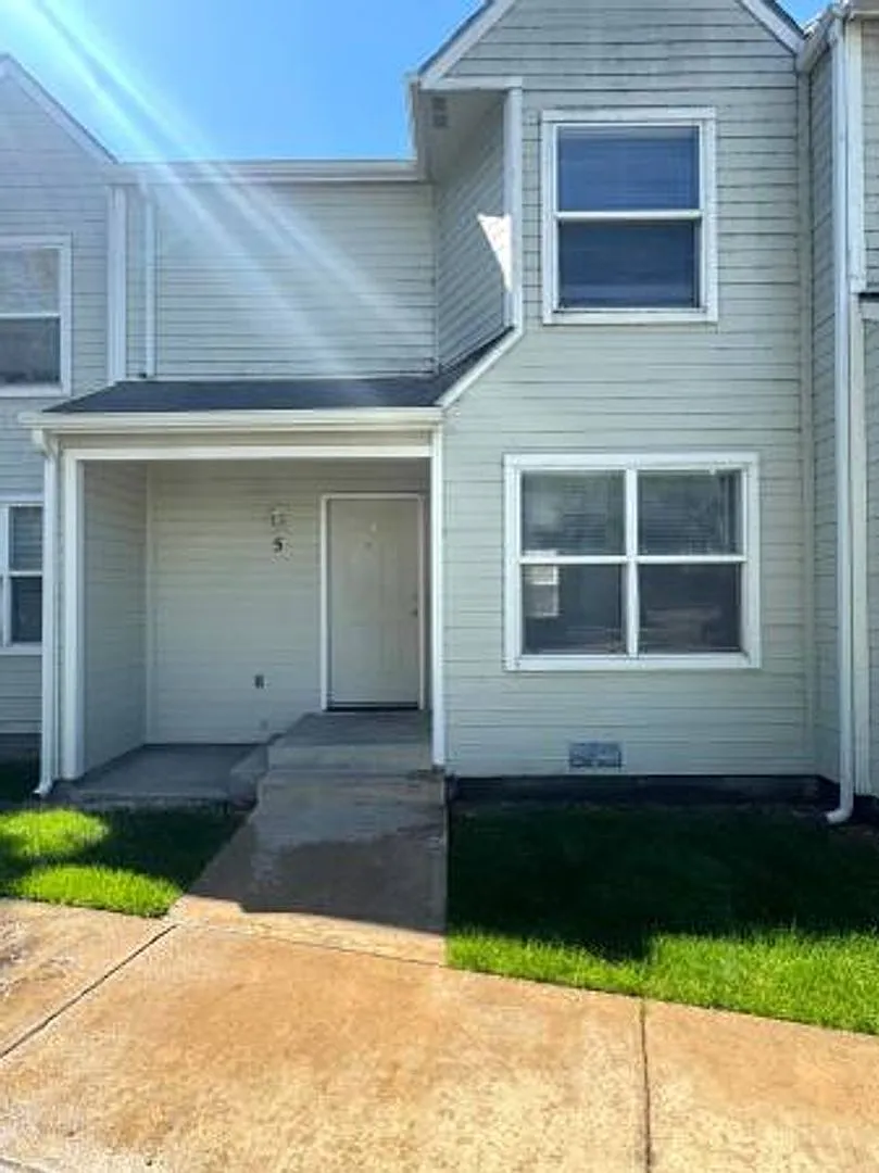 1120 Fern 1-3 — Photo 1