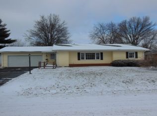 832 W 5th St, Flora, IL 62839