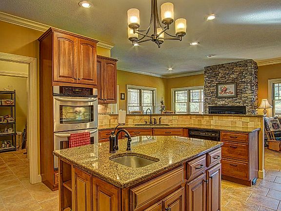 5th image of 228 Meadow Creek Dr