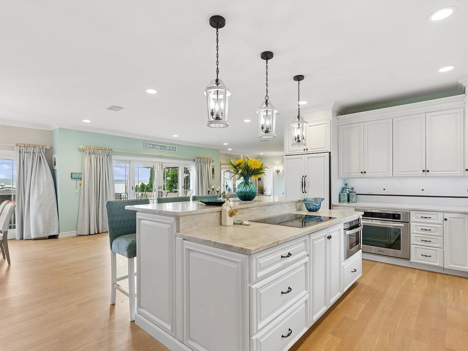 4 bed, 4.0 bath, 3807 sqft — Photo 2