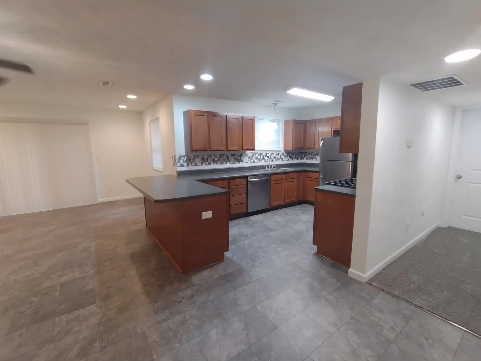3 bed, 2.5 bath, 1600 sqft, $2,100 — Photo 1