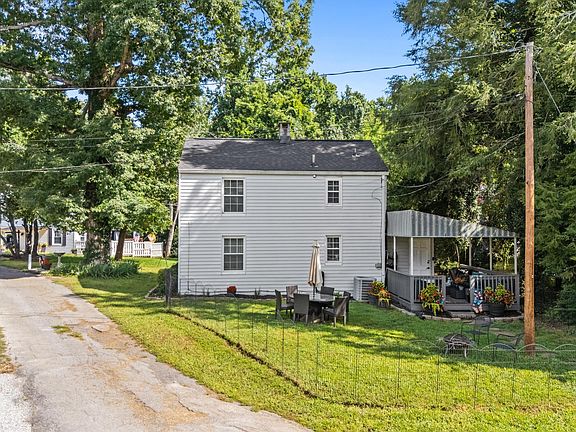 3rd image of 216 Oak Rd
