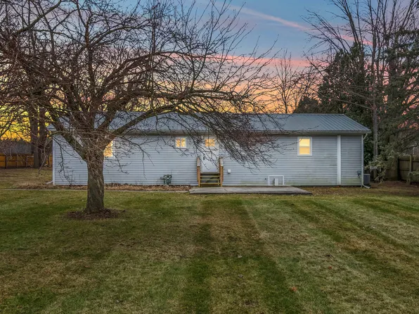 947 Lukesport Rd, Quincy, MI 49082
