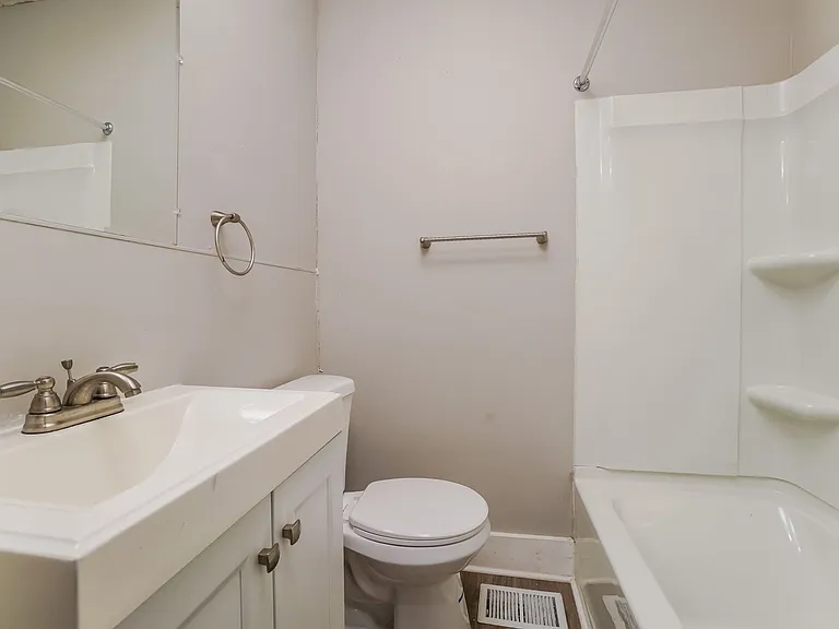 619121_028_bathroom_13412232.jpg