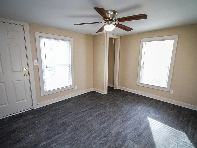 936 Poinsettia — Photo 22