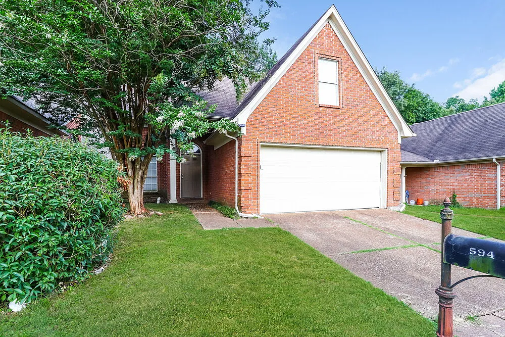 3 bed, 2.5 bath, 1606 sqft, $1,820 — Photo 2