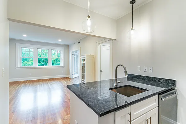2 bed, 1.0 bath, 702 sqft, $1,900 — Photo 3