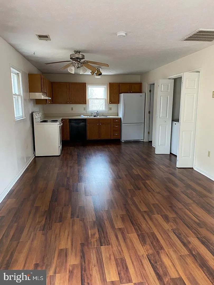 3 bed, 2.0 bath, 1399 sqft, $2,000 — Photo 4