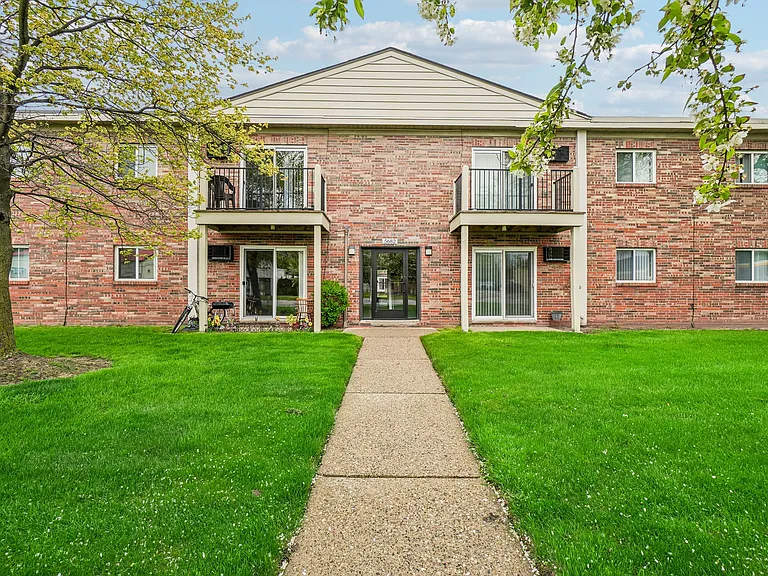 Dearborn Club Apartments — Photo 27