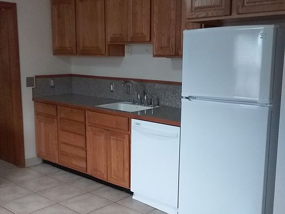 5th image of 1052 Saint John St