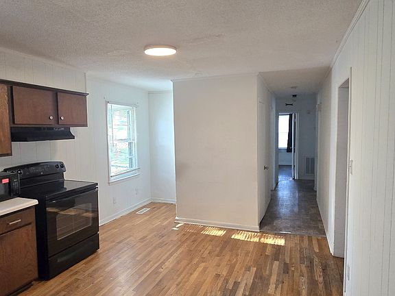 4th image of 131 Clauson Dr