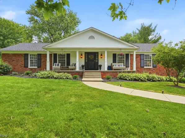 76 Maple Hill Dr, Chagrin Falls, OH 44022