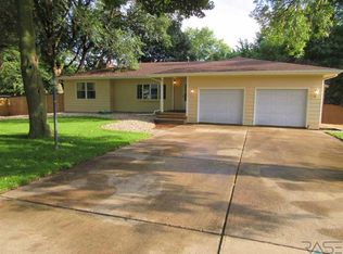 2005 E 52nd St, Sioux Falls, SD 57103