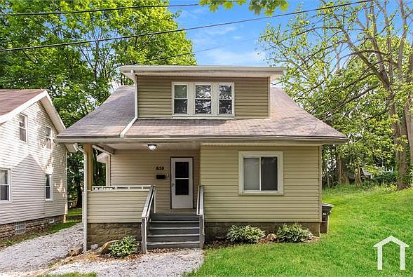 1st image of 658 Arbutus St