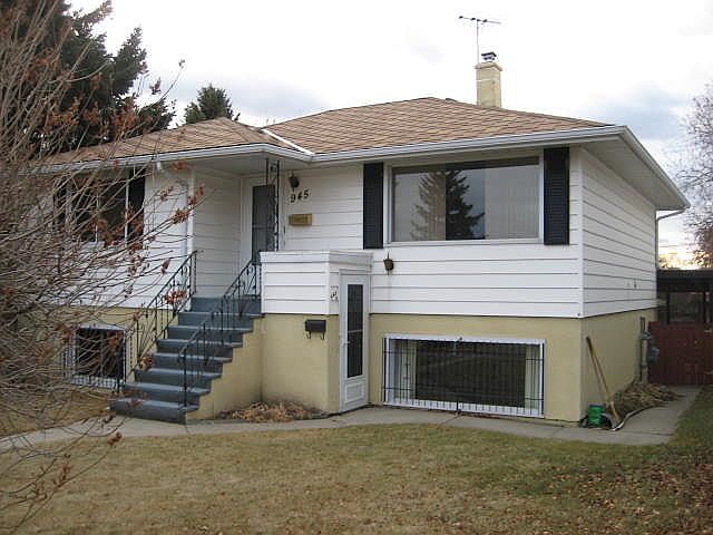 1st image of 945 32nd Ave NW