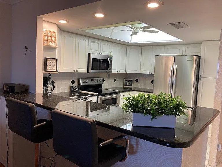 1055 W Peppertree Dr #501 — Photo 19