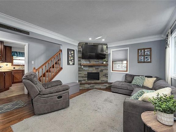 4th image of 20601 Eastwood Ave