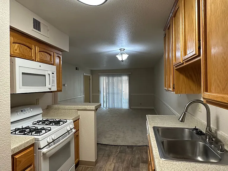 Cardinal Oaks Condominiums — Photo 3