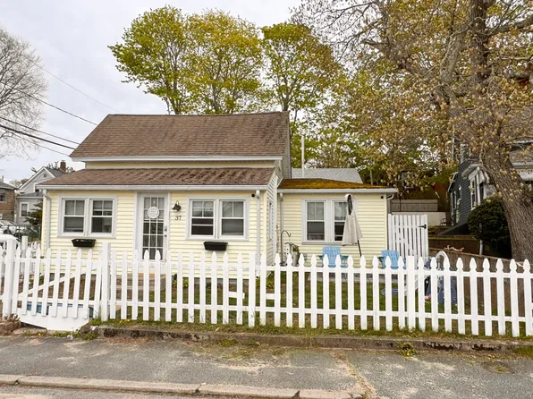 37 E Central Ave, Wareham, MA 02571