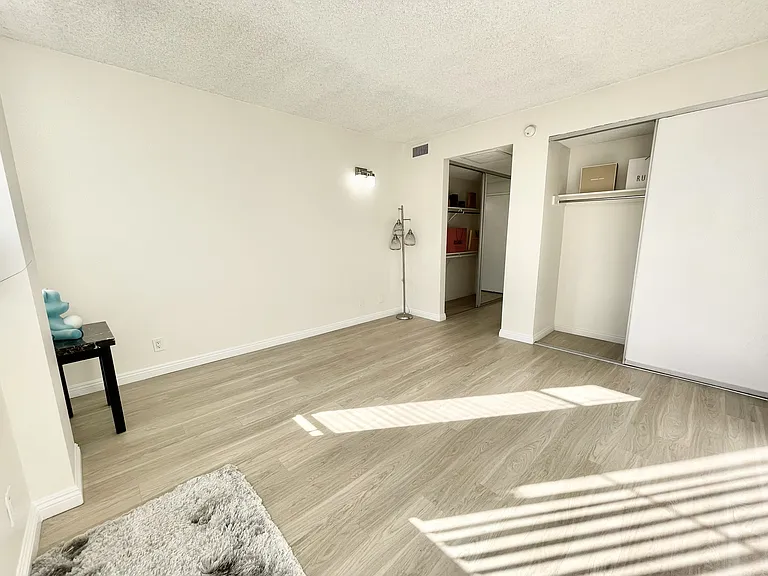 Occidental Towers Apartments — Photo 36
