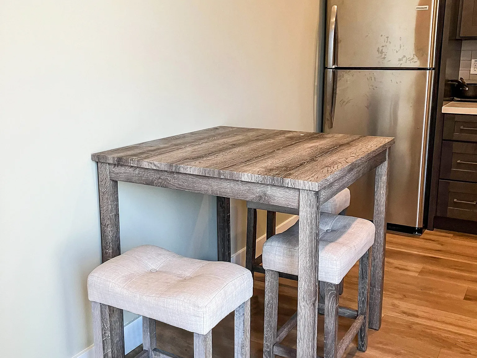 3 bed, 800 sqft, $945 — Photo 2