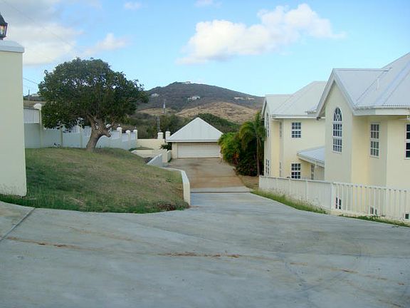 Driveway to house w/ garage