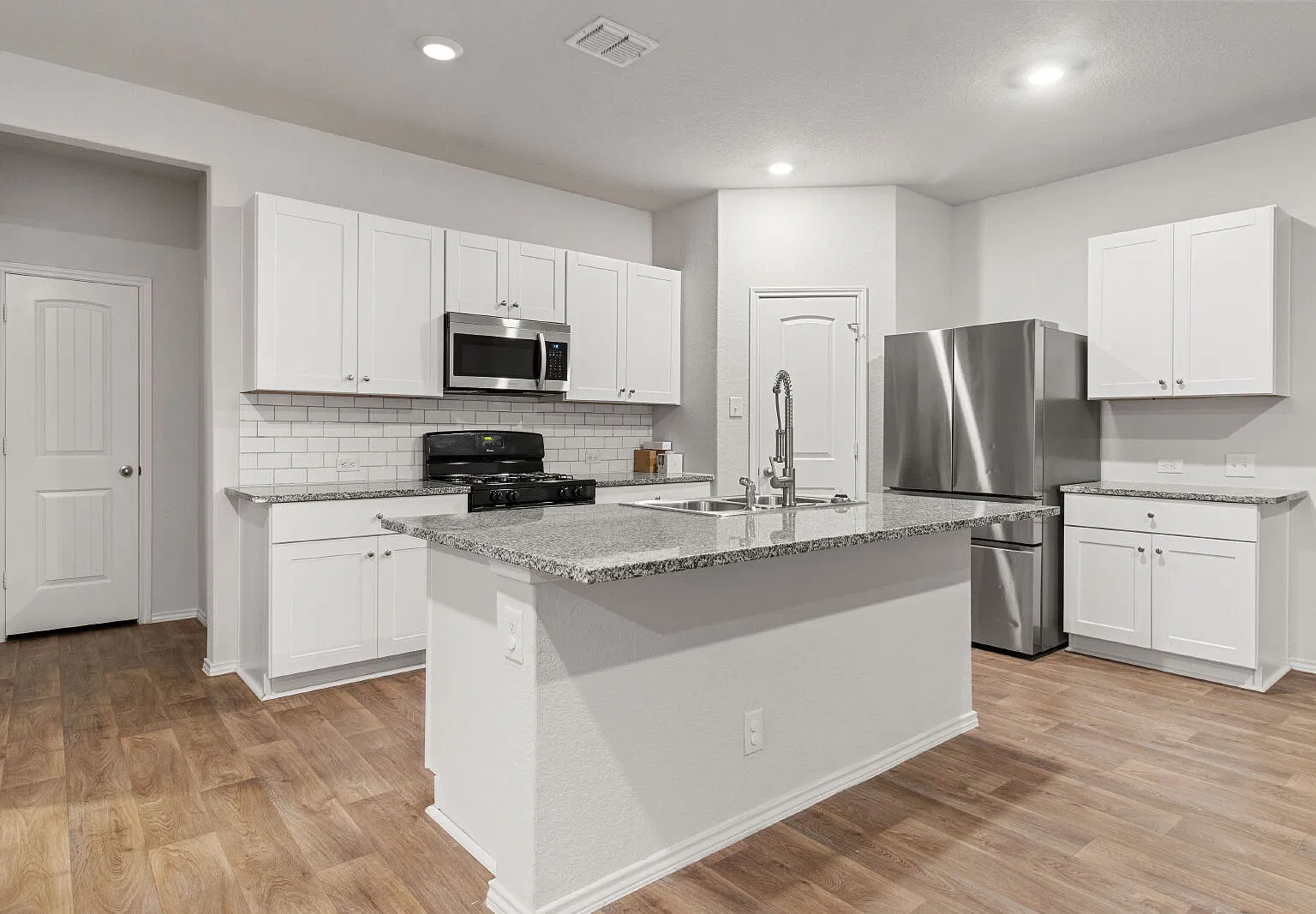 5 bed, 3.0 bath, 2496 sqft, $2,200 — Photo 4