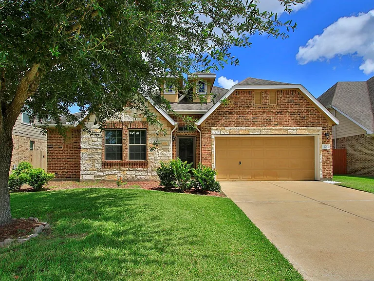 271 Westwood Dr — Photo 3