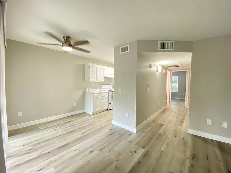 Sunny Creek Apartments — Photo 9