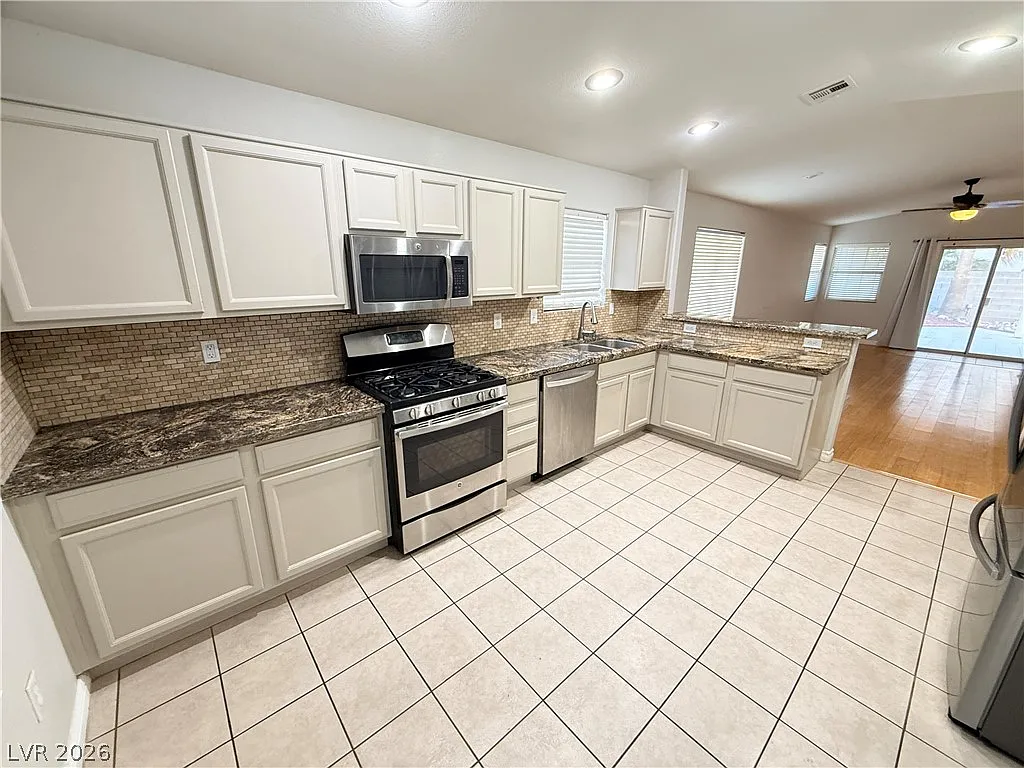 3 bed, 2.0 bath, 1242 sqft, $2,000 — Photo 4