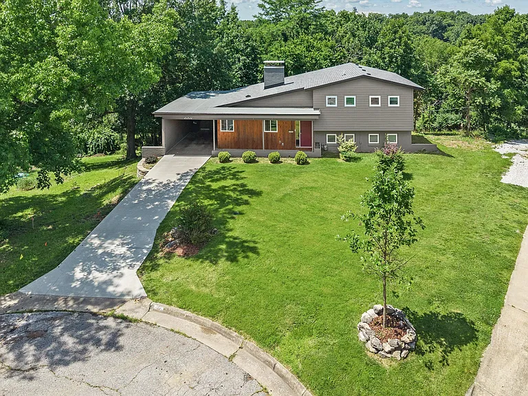 2002 Valley View Rd — Photo 3