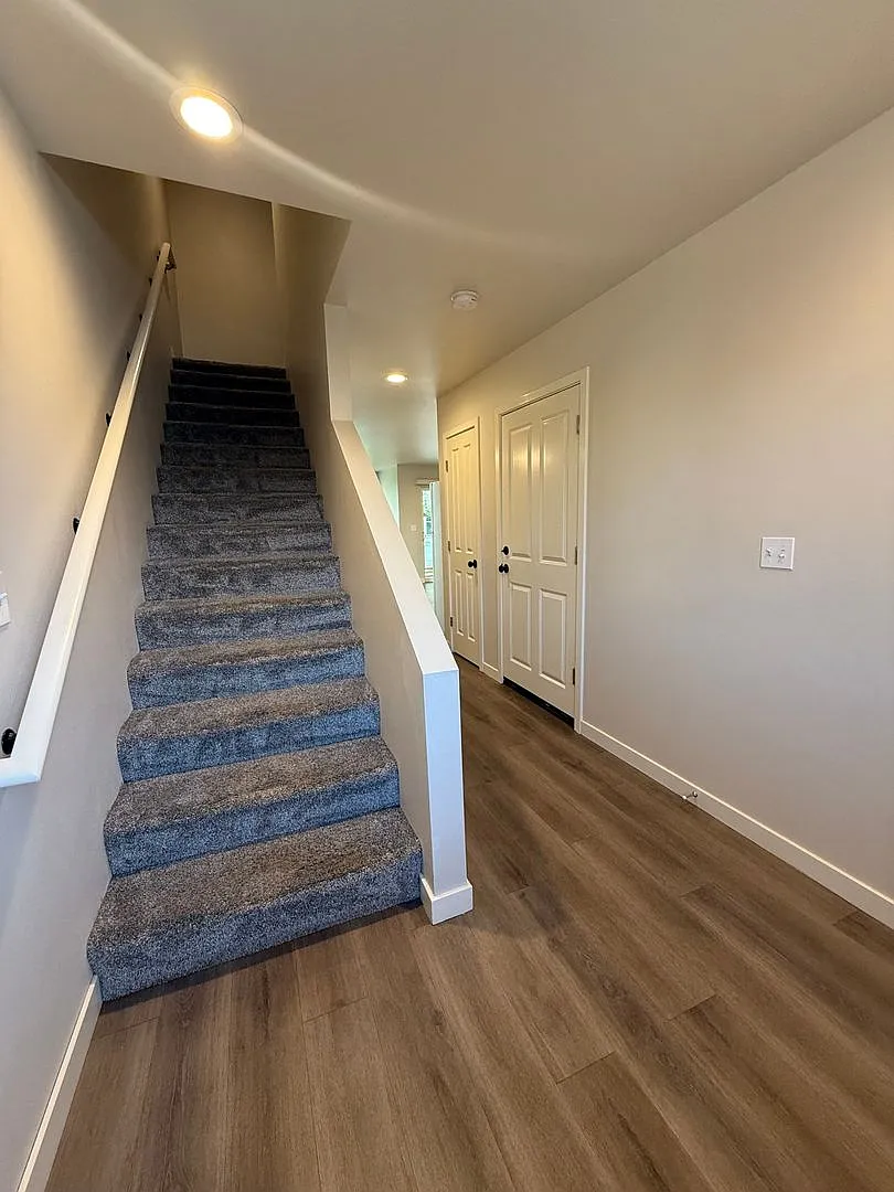 Charming 3 Bedroom Townhome — Photo 3