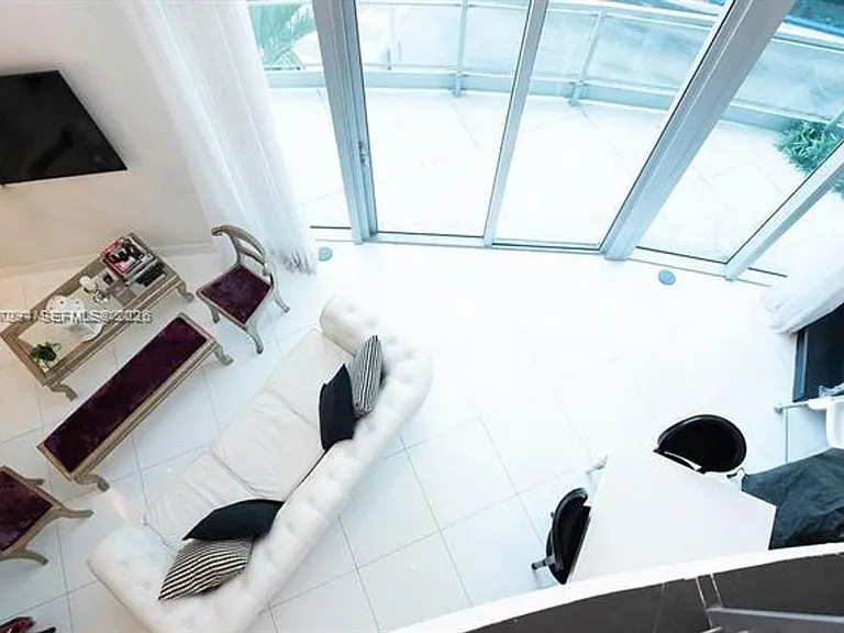 90 SW 3rd St #Townhouse 301 — Photo 4