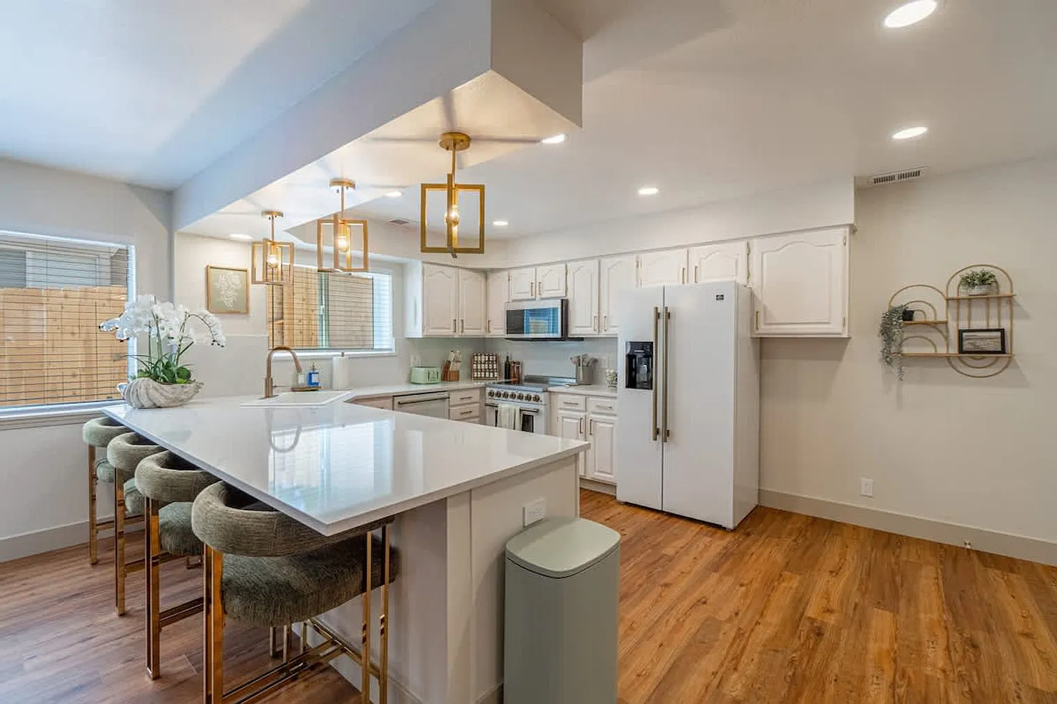 3 bed, 2.0 bath, 1991 sqft, $8,821 — Photo 4