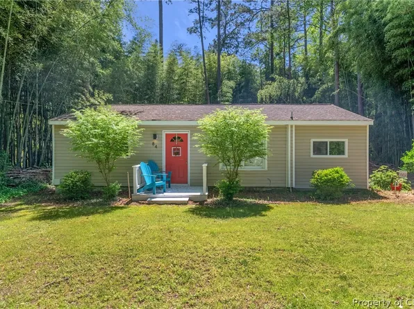 84 Forest Dr, Hartfield, VA 23071