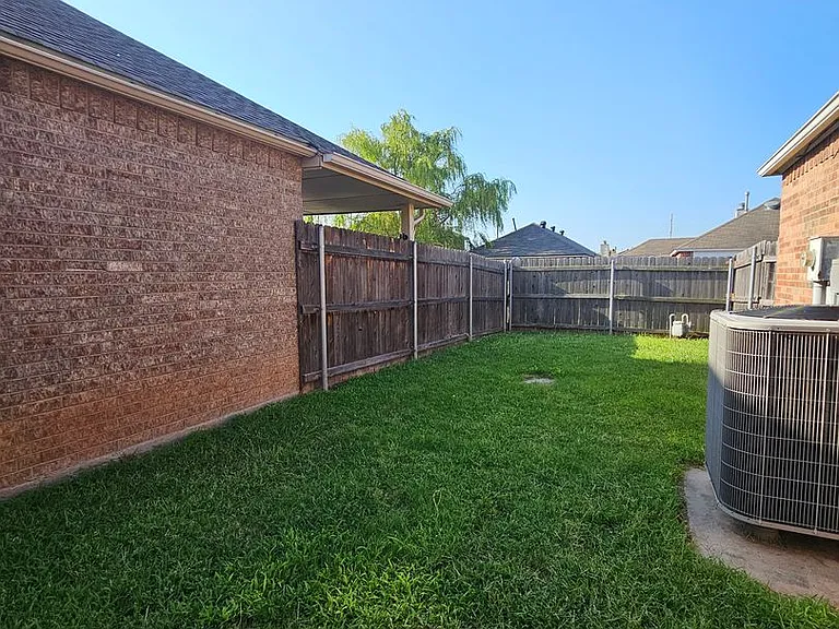 1006 SW 23rd St — Photo 25