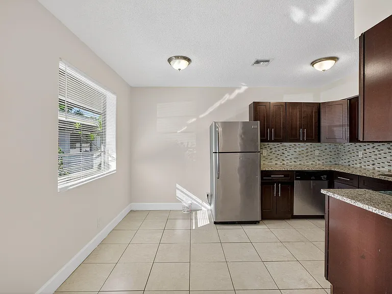 2500 SW 18th Ter #3 — Photo 15