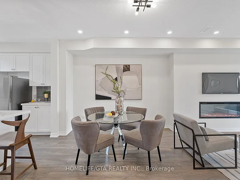 7 Holyrood Cres — Photo 19