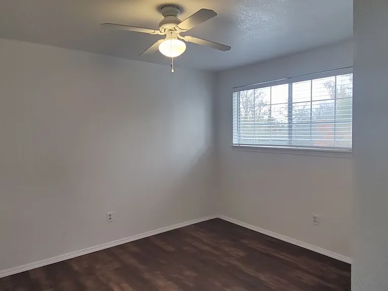 1109 Schurman Rd S — Photo 18