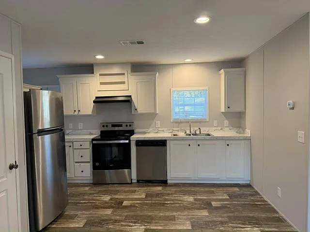 3 bed, 2.0 bath, 960 sqft, $1,915 — Photo 2