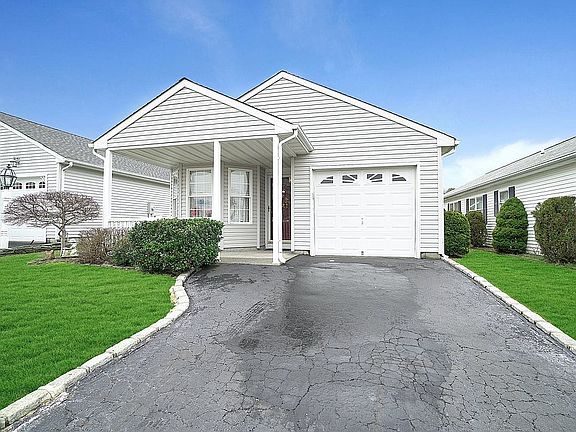 3rd image of 14 Strawberry Patch Ct