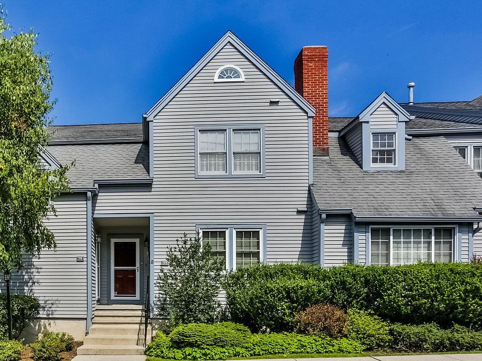 Sunny and Quiet 2nd Floor End Unit in Woodfield Village