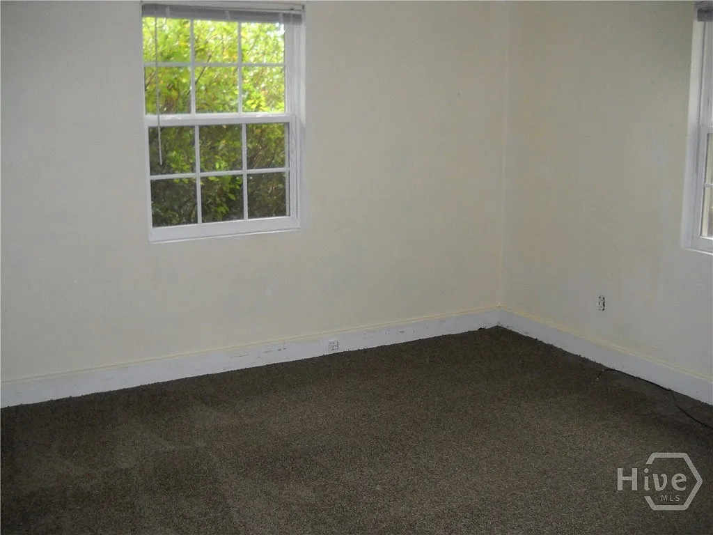 3 bed, 1.0 bath, 1300 sqft, $1,800 — Photo 2