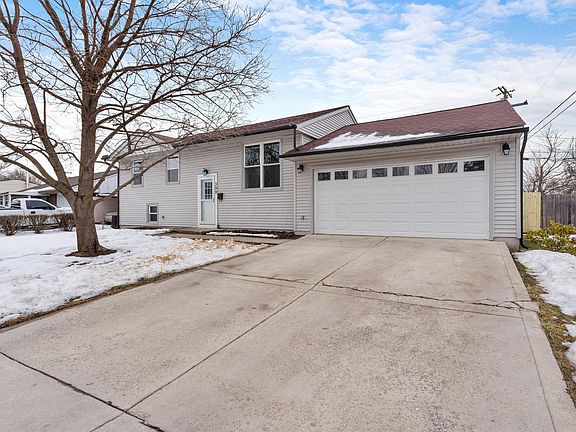 3rd image of 399 Marquis Ct