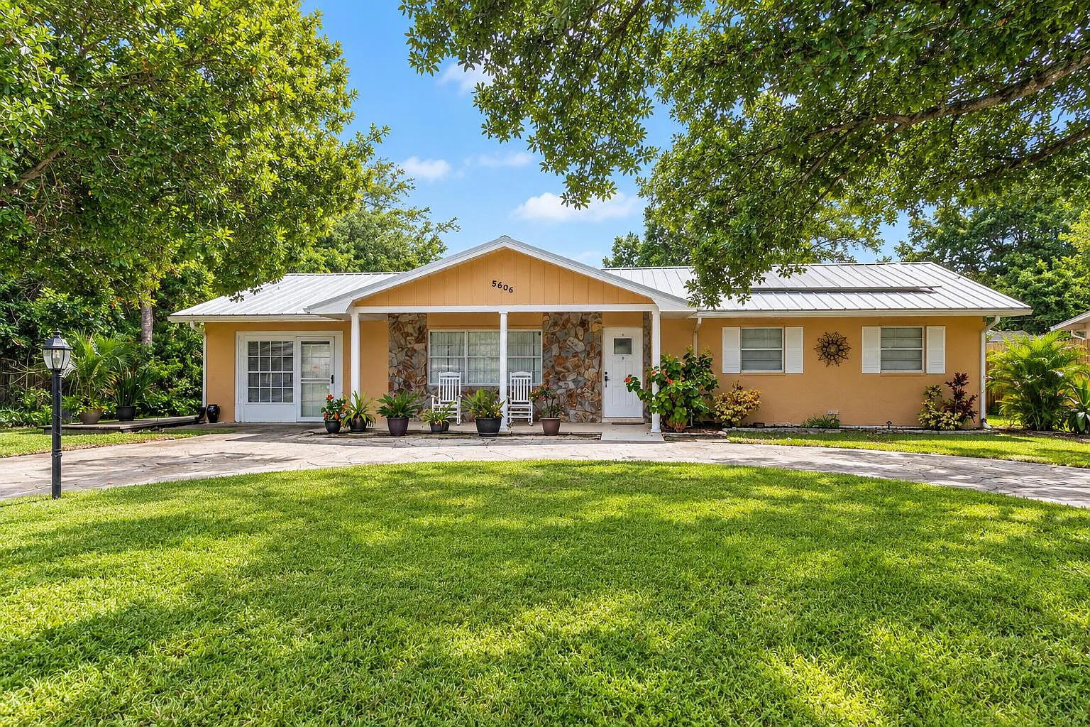 3 bed, 2.0 bath, 1410 sqft, $2,700 — Photo 1