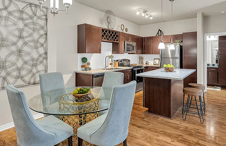 Retreat at Fremaux Town Center Apartments — Photo 2