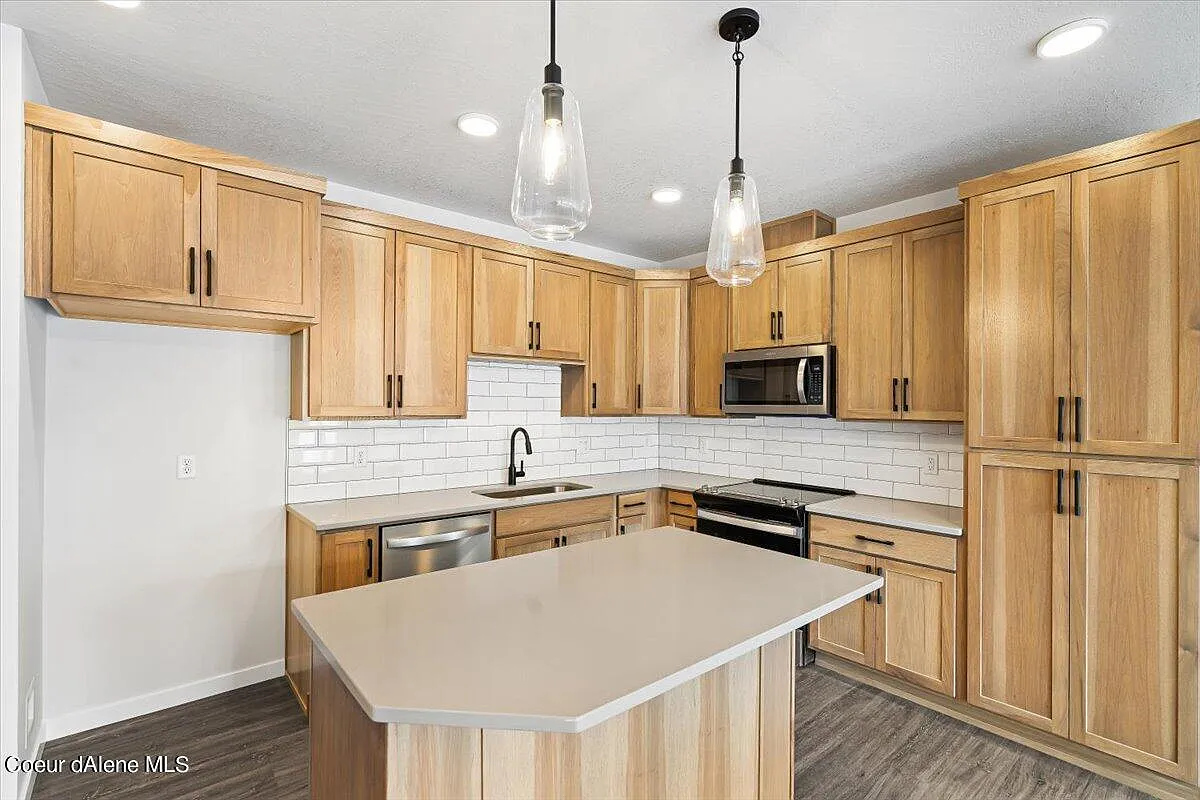 3 bed, 2300 sqft, $2,100 — Photo 3